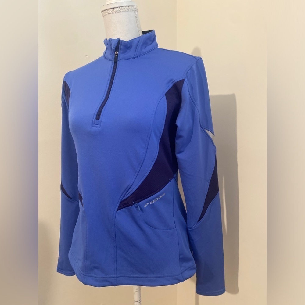 Brooks Woman’s Shelter Technology lightweight Running Jacket Size M